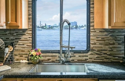 Satsuma Boat Rental | Houseboat on the St. John’s River. A true home away from home.