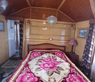 Dal Lake Boat Rental | Houseboat Parimahal Deluxe