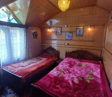 Dal Lake Boat Rental | Houseboat Parimahal Deluxe