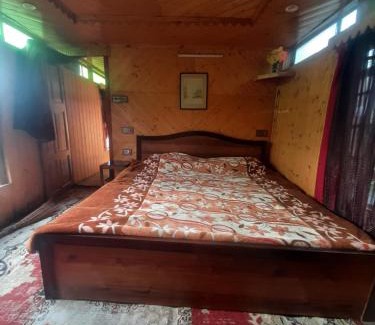 Dal Lake Boat Rental | Houseboat Parimahal Deluxe