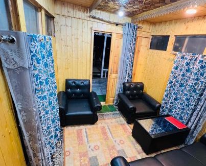 Dal Lake Hotel | houseboat star ruby snow view