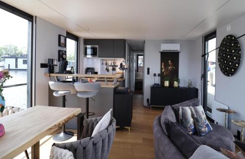 Offingawier Boat Rental | Houseboat with sauna & fantastic view Offingawier