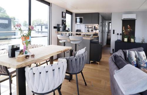 Offingawier Boat Rental | Houseboat with sauna & fantastic view Offingawier