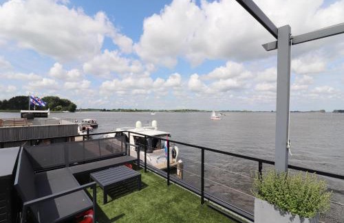 Offingawier Boat Rental | Houseboat with sauna & fantastic view Offingawier