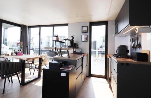 Offingawier Boat Rental | Houseboat with sauna & fantastic view Offingawier