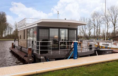 Offingawier Boat Rental | Houseboat with Stunning Views, cleaning included