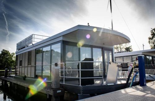 Offingawier Boat Rental | Houseboat with Stunning Views, cleaning included