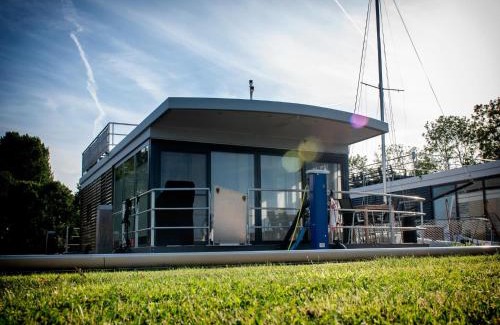 Offingawier Boat Rental | Houseboat with Stunning Views, cleaning included