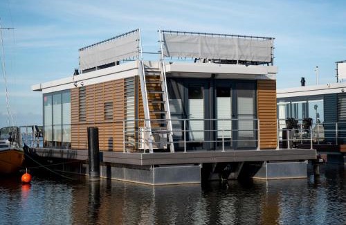 Offingawier Boat Rental | Houseboat with Stunning Views, cleaning included