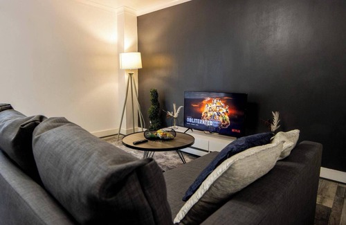 Stratford and New Town House | HouseSleep14-FreeP-Garden-Bbq-Patio-PoolTable