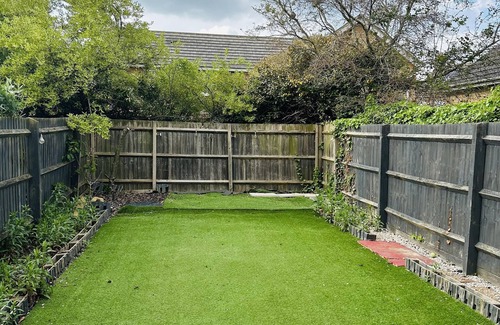 Corby House | HouseSleeps5-Parking-Garden-PrivateEntrance