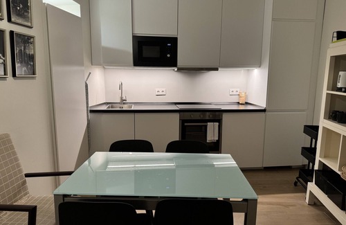 Malasana Apartment | Housing Madera I by Sharing Co
