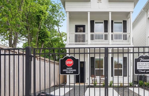 Northside House | Houston 4BR Gem | Sleeps 10 | Free Parking