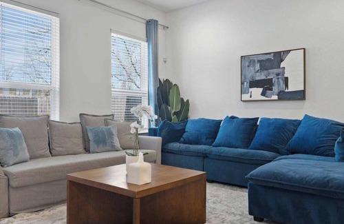 Northside House | Houston 4BR Gem | Sleeps 10 | Free Parking