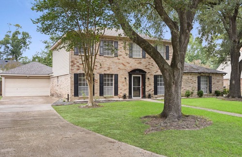 Ponderosa Forest House | Houston Escape w/Movie Room, Game Fun & Hot Tub , 15 Min IAH