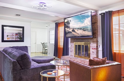 Ponderosa Forest House | Houston Escape w/Movie Room, Game Fun & Hot Tub , 15 Min IAH