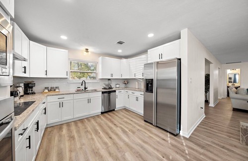 Ponderosa Forest House | Houston Getaway | Yard BBQ | Game Room | Sleep 16