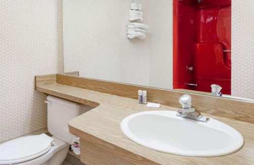 Niagara Falls Hotel | Howard Johnson by Wyndham Niagara Falls