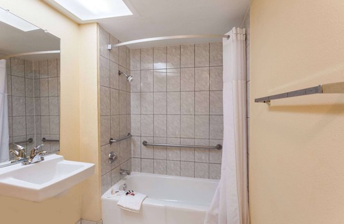 Norco Hotel | Howard Johnson by Wyndham Norco