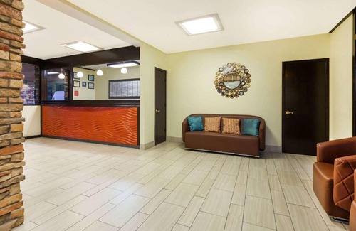Arlington Hotel | Howard Johnson by Wyndham Arlington Ballpark/Six Flags