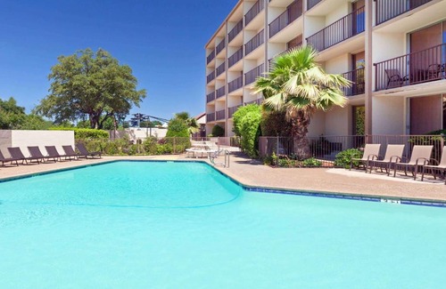 Arlington Hotel | Howard Johnson by Wyndham Arlington Ballpark/Six Flags