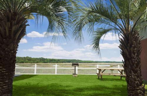 Burton Hotel | Howard Johnson by Wyndham Beaufort/Parris Island