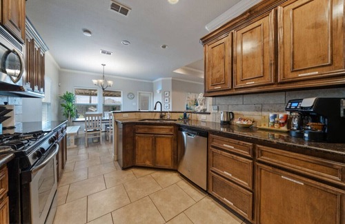 Flour Bluff House | Howdy Holiday: Date Palm Paradise