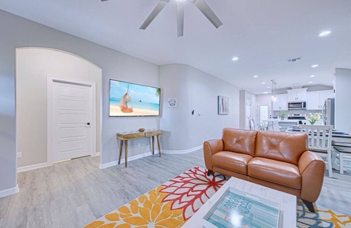 Flour Bluff House | Howdy Holiday: Modern Family Getaway