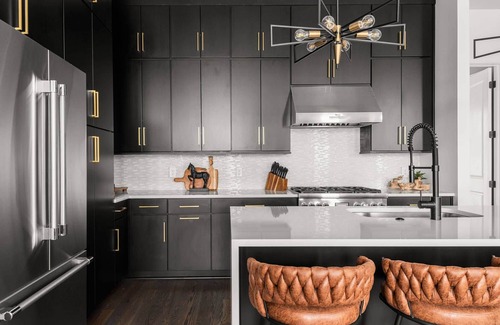 Katie Hill Neighborhood Condo | Howdy Honey! 8 Beds ~ Hot Tub with Double Deck Rooftop & Amazing City Views ~ 3 Miles to Broadway!