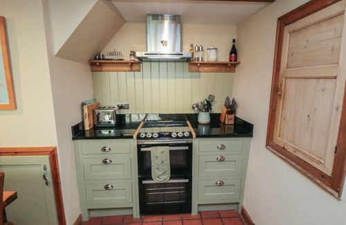 Kirkbymoorside Cottage | HOWE END COTTAGE, pet friendly, with a garden in Kirkbymoorside