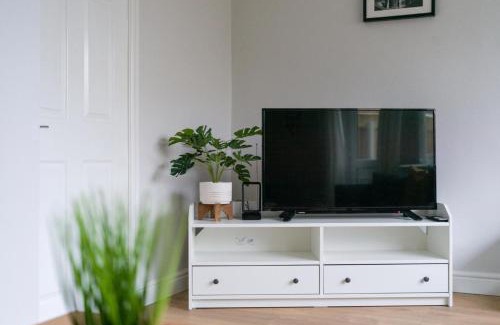 Newcastle-upon-Tyne House | Howick House-Sleeps 5-Pet friendly-Parking-Garden