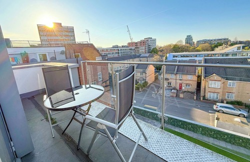 Hoxton West Apartment | Hoxton 3Bedroom Penthouse w/Balcony & Lift near Shoreditch, Hackney, Old Street