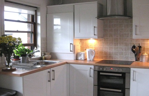 Askew Apartment | HR Bright, airy, Apartment, Hammersmith, Superb West London Location