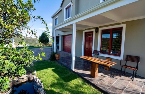 Knysna Apartment | Hubert's Ecke: A Tranquil and Peaceful Space