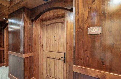 Tamarack Apartment | Huckleberry Haven Lodge King Studio Condo - Peaceful Studio With Fireplace and Jet Tub