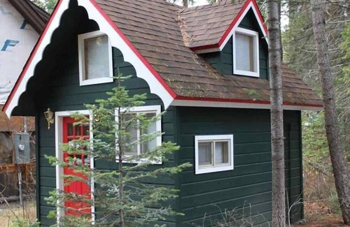 McCall Cabin | Huckleberry Hideaway: Authentic Cabin Adventure, steps away from Payette Lake