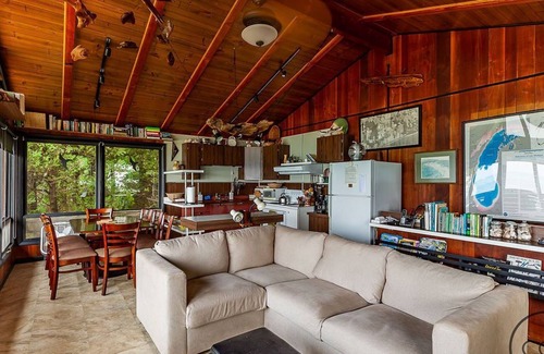 Montague Cottage | Huckleberry's Hideaway