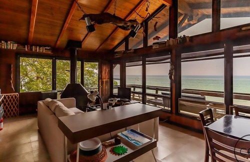 Montague Cottage | Huckleberry's Hideaway