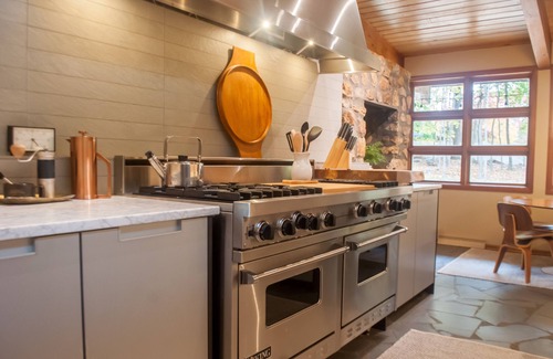 Monroe House | Hudson Valley Mid Century Monroe Bungalow -1 hr from NYC - Gourmet Kitchen