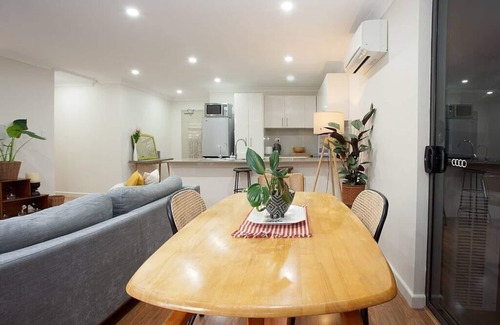 Camperdown Apartment | Huge 3 Bed Camperdown Garden Apt w/Parking Aircon
