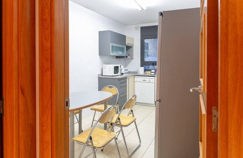 La Cortinada Apartment | Huge 3-Bedroom w Parking, 15 min to Ski Resortnn