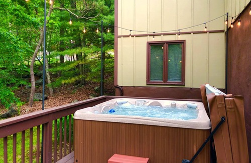 Bushkill House | Huge 3000sqf Creek Front - 8 person hot tub, Fire pit, two decks, Ski Hill.