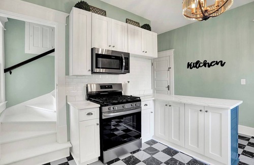 Lebanon House | Huge 4 Bedroom Home in Lebanon: 30 min to Indy and Grand Park, Sleeps 14