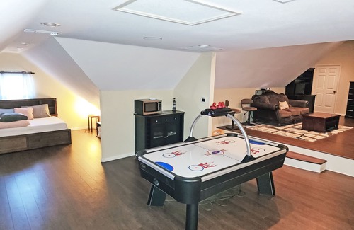 Fort Worth House | Huge 4 bedroom + loft lakehouse with private dock - 27 min north of Sundance Sq