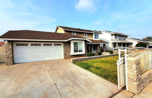 Fontana House | Huge 4BR/3BA Pet Friendly Home in Fontana