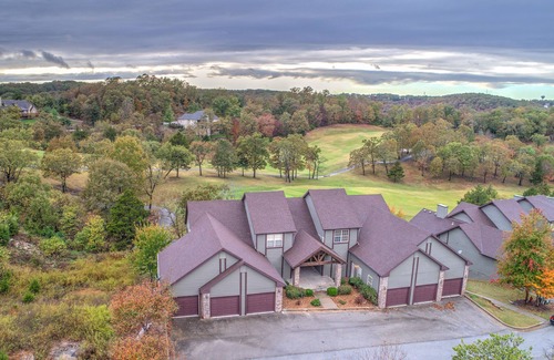 Branson West Villa | HUGE 4BR+Bunk Room - Game Room/Pool Table - Golf views - Close to SDC!