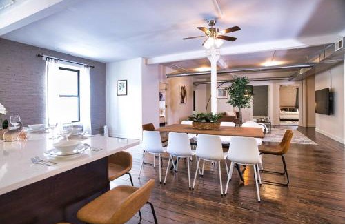 Near South Side Apartment | Huge 4BR Chicago Downtown Retreat Good for Groups Sleeps 10 Near McCormick Place and Field Museum