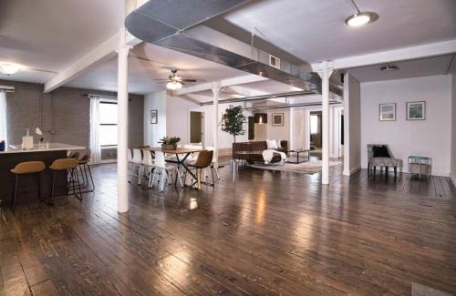 Near South Side Apartment | Huge 4BR Chicago Downtown Retreat Good for Groups Sleeps 10 Near McCormick Place and Field Museum