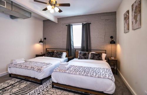 Near South Side Apartment | Huge 4BR Chicago Downtown Retreat Good for Groups Sleeps 10 Near McCormick Place and Field Museum
