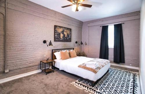 Near South Side Apartment | Huge 4BR Chicago Downtown Retreat Good for Groups Sleeps 10 Near McCormick Place and Field Museum